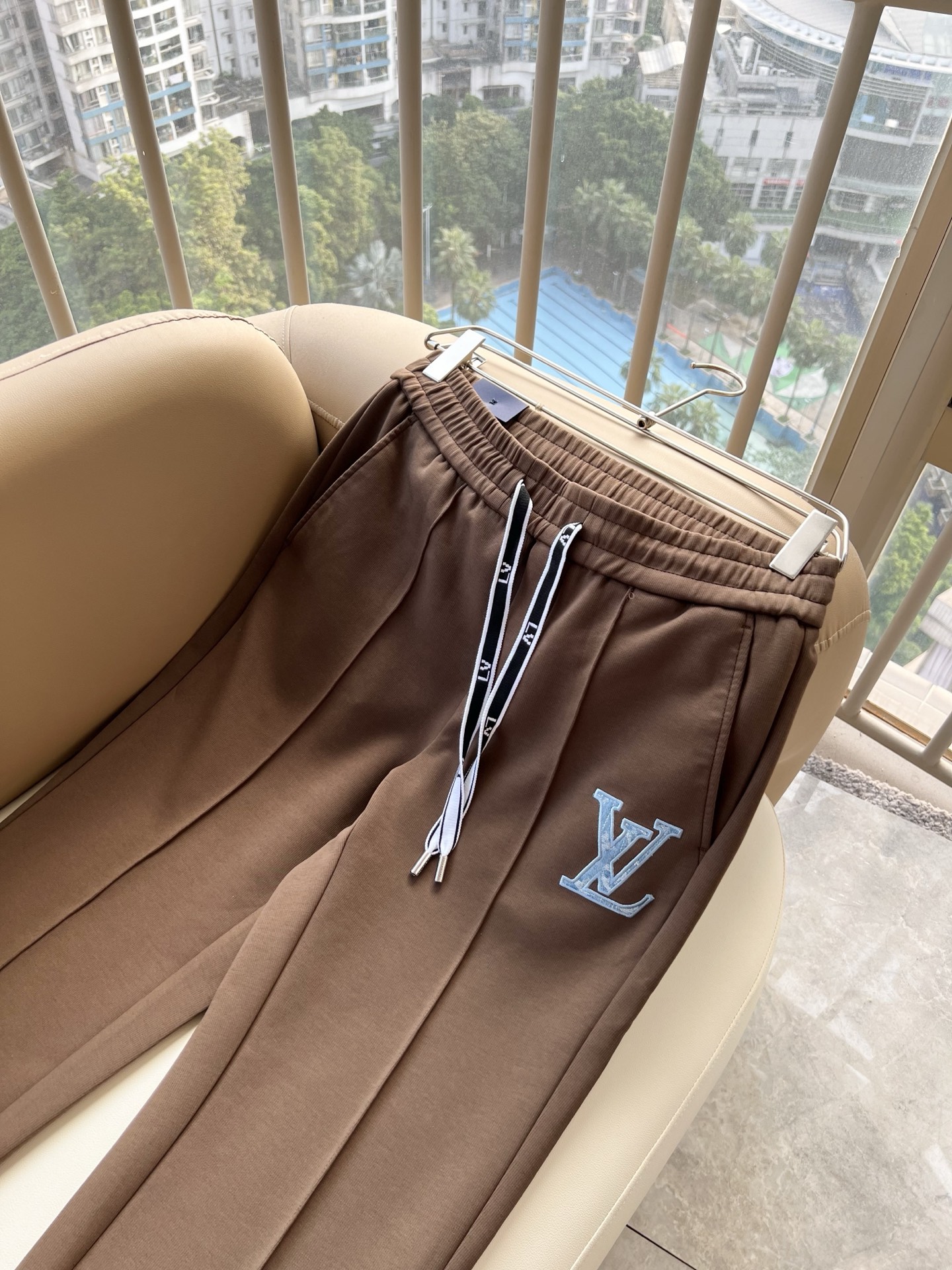 Louls**Vultt*n路易*登 2026秋冬新款松紧腰休闲裤 !标识logo图案修饰!劈裂度达到最高级别,裤腿lo Louls**Vultt*n路易*登 2026秋冬新款松紧腰休闲裤 !标识logo图案修饰!劈裂度达到最高级别,裤腿lo