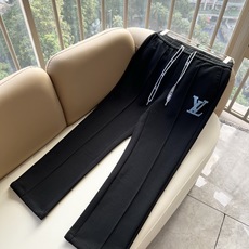 Louls**Vultt*n路易*登 2026秋冬新款松紧腰休闲裤 !标识logo图案修饰!劈裂度达到最高级别,裤腿lo Louls**Vultt*n路易*登 2026秋冬新款松紧腰休闲裤 !标识logo图案修饰!劈裂度达到最高级别,裤腿lo