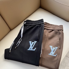 Louls**Vultt*n路易*登 2026秋冬新款松紧腰休闲裤 !标识logo图案修饰!劈裂度达到最高级别,裤腿lo Louls**Vultt*n路易*登 2026秋冬新款松紧腰休闲裤 !标识logo图案修饰!劈裂度达到最高级别,裤腿lo