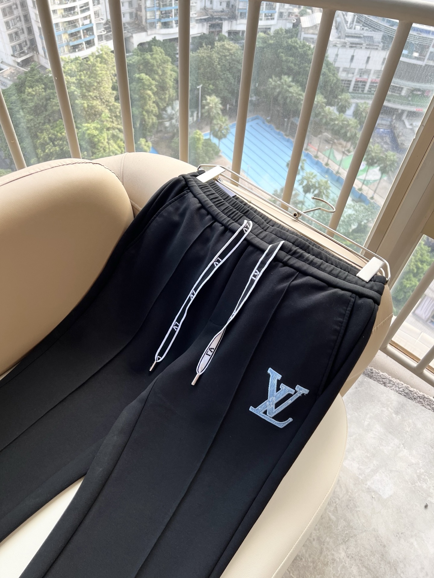 Louls**Vultt*n路易*登 2026秋冬新款松紧腰休闲裤 !标识logo图案修饰!劈裂度达到最高级别,裤腿lo Louls**Vultt*n路易*登 2026秋冬新款松紧腰休闲裤 !标识logo图案修饰!劈裂度达到最高级别,裤腿lo