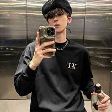 LouisVuitt*路易*登 2026秋冬新款男士长袖打底衫,非常时髦胸前logo刺绣修饰!区别于以往的不同,宣示品牌 LouisVuitt*路易*登 2026秋冬新款男士长袖打底衫,非常时髦胸前logo刺绣修饰!区别于以往的不同,宣示品牌