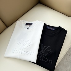 LouisVuitt*路易*登 2026秋冬新款男女👫短袖打底衫,非常时髦胸前logo刺绣修饰!区别于以往的不同,宣示品 LouisVuitt*路易*登 2026秋冬新款男女👫短袖打底衫,非常时髦胸前logo刺绣修饰!区别于以往的不同,宣示品
