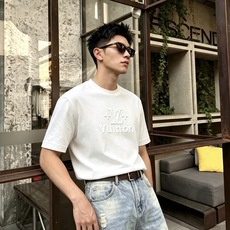 LouisVuitt*路易*登 2026秋冬新款男女👫短袖打底衫,非常时髦胸前logo刺绣修饰!区别于以往的不同,宣示品 LouisVuitt*路易*登 2026秋冬新款男女👫短袖打底衫,非常时髦胸前logo刺绣修饰!区别于以往的不同,宣示品