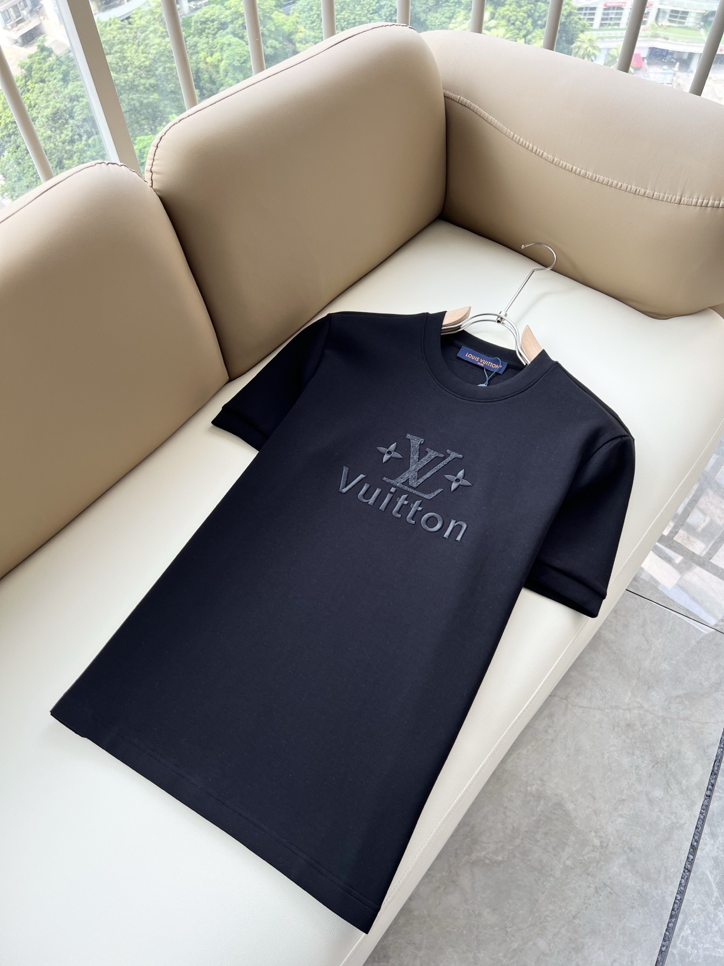 LouisVuitt*路易*登 2026秋冬新款男女👫短袖打底衫,非常时髦胸前logo刺绣修饰!区别于以往的不同,宣示品 LouisVuitt*路易*登 2026秋冬新款男女👫短袖打底衫,非常时髦胸前logo刺绣修饰!区别于以往的不同,宣示品