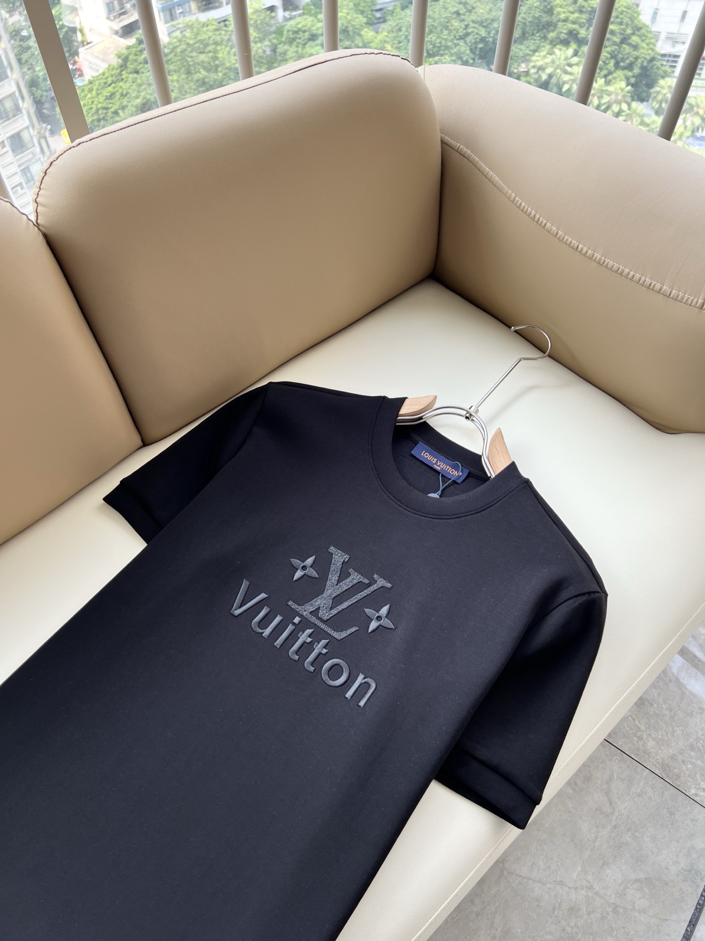 LouisVuitt*路易*登 2026秋冬新款男女👫短袖打底衫,非常时髦胸前logo刺绣修饰!区别于以往的不同,宣示品 LouisVuitt*路易*登 2026秋冬新款男女👫短袖打底衫,非常时髦胸前logo刺绣修饰!区别于以往的不同,宣示品
