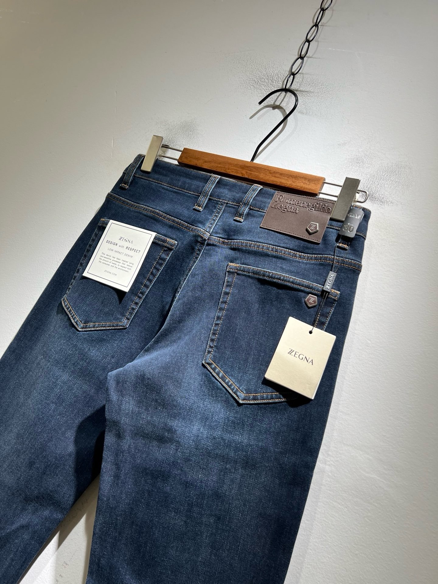 Zegna 杰尼亚 2026秋冬新款男士休闲牛仔裤,压轴的渠道货出现了!!柜台同步销售! 毫不夸张的说,此款裤装是原厂代 Zegna 杰尼亚 2026秋冬新款男士休闲牛仔裤,压轴的渠道货出现了!!柜台同步销售! 毫不夸张的说,此款裤装是原厂代