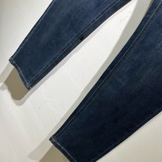 Zegna 杰尼亚 2026秋冬新款男士休闲牛仔裤,压轴的渠道货出现了!!柜台同步销售! 毫不夸张的说,此款裤装是原厂代 Zegna 杰尼亚 2026秋冬新款男士休闲牛仔裤,压轴的渠道货出现了!!柜台同步销售! 毫不夸张的说,此款裤装是原厂代