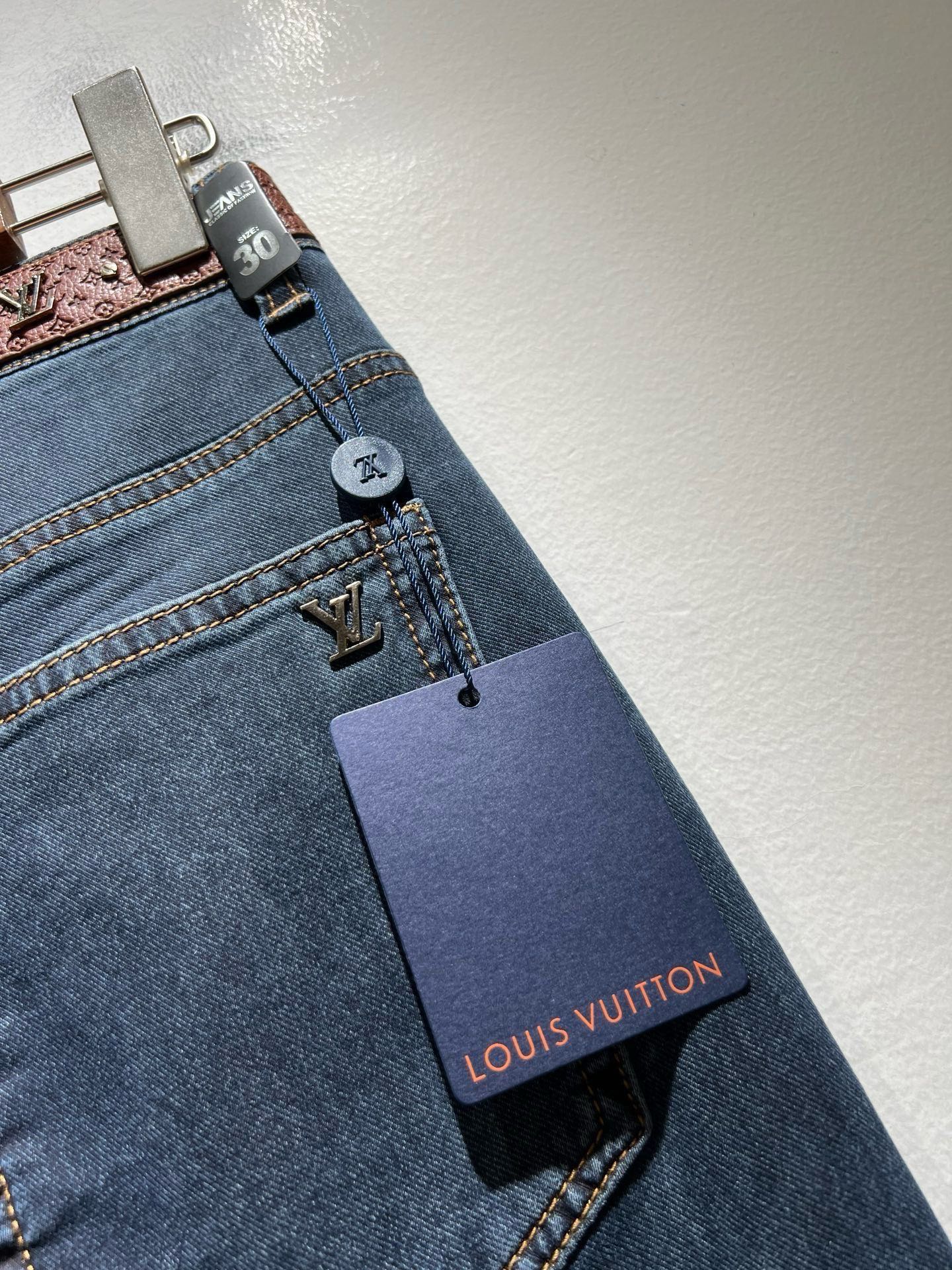 Louis Vuitto*路易*登2026秋冬新款男士经典水洗小直筒牛仔长裤。绝佳的上身性能,百搭之选,超值性价比分享! Louis Vuitto*路易*登2026秋冬新款男士经典水洗小直筒牛仔长裤。绝佳的上身性能,百搭之选,超值性价比分享!