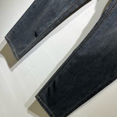 BURBER*Y巴*莉 2026秋冬新品男士高端休闲百搭牛仔裤!对于BUR粉丝来说,这样大气的经典设计足矣一眼种草,是今 BURBER*Y巴*莉 2026秋冬新品男士高端休闲百搭牛仔裤!对于BUR粉丝来说,这样大气的经典设计足矣一眼种草,是今