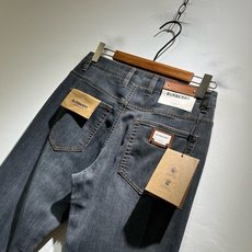 BURBER*Y巴*莉 2026秋冬新品男士高端休闲百搭牛仔裤!对于BUR粉丝来说,这样大气的经典设计足矣一眼种草,是今 BURBER*Y巴*莉 2026秋冬新品男士高端休闲百搭牛仔裤!对于BUR粉丝来说,这样大气的经典设计足矣一眼种草,是今
