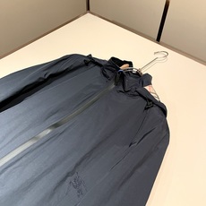 BURBER*Y巴*莉2026秋冬新品夹克外套重磅来袭,最近比较火热聚酯纤维面料制作而成,高端户外运动休闲系列,非常火热 BURBER*Y巴*莉2026秋冬新品夹克外套重磅来袭,最近比较火热聚酯纤维面料制作而成,高端户外运动休闲系列,非常火热