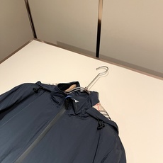 BURBER*Y巴*莉2026秋冬新品夹克外套重磅来袭,最近比较火热聚酯纤维面料制作而成,高端户外运动休闲系列,非常火热 BURBER*Y巴*莉2026秋冬新品夹克外套重磅来袭,最近比较火热聚酯纤维面料制作而成,高端户外运动休闲系列,非常火热