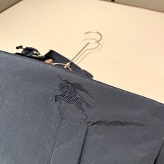 BURBER*Y巴*莉2026秋冬新品夹克外套重磅来袭,最近比较火热聚酯纤维面料制作而成,高端户外运动休闲系列,非常火热 BURBER*Y巴*莉2026秋冬新品夹克外套重磅来袭,最近比较火热聚酯纤维面料制作而成,高端户外运动休闲系列,非常火热