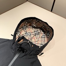 BURBER*Y巴*莉2026秋冬新品夹克外套重磅来袭,最近比较火热聚酯纤维面料制作而成,高端户外运动休闲系列,非常火热 BURBER*Y巴*莉2026秋冬新品夹克外套重磅来袭,最近比较火热聚酯纤维面料制作而成,高端户外运动休闲系列,非常火热