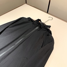 BURBER*Y巴*莉2026秋冬新品夹克外套重磅来袭,最近比较火热聚酯纤维面料制作而成,高端户外运动休闲系列,非常火热 BURBER*Y巴*莉2026秋冬新品夹克外套重磅来袭,最近比较火热聚酯纤维面料制作而成,高端户外运动休闲系列,非常火热