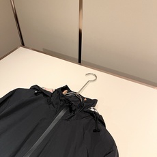 BURBER*Y巴*莉2026秋冬新品夹克外套重磅来袭,最近比较火热聚酯纤维面料制作而成,高端户外运动休闲系列,非常火热 BURBER*Y巴*莉2026秋冬新品夹克外套重磅来袭,最近比较火热聚酯纤维面料制作而成,高端户外运动休闲系列,非常火热