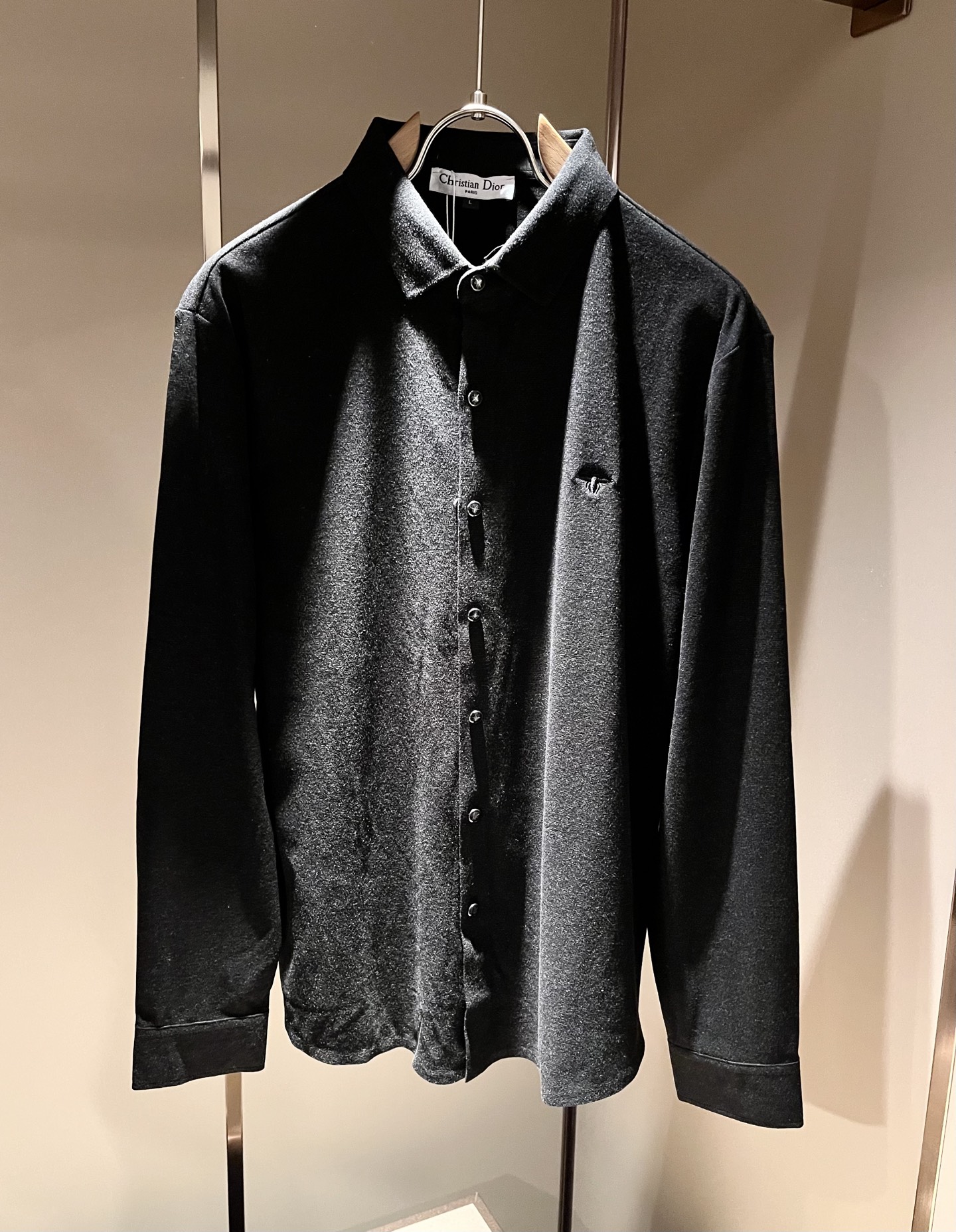Dior 迪奥2026秋冬新款男士衬衣,品牌最新设计元素!既不单调也不复杂,恰到好处的展现品味!客供定制进口羊毛面料!面 Dior 迪奥2026秋冬新款男士衬衣,品牌最新设计元素!既不单调也不复杂,恰到好处的展现品味!客供定制进口羊毛面料!面