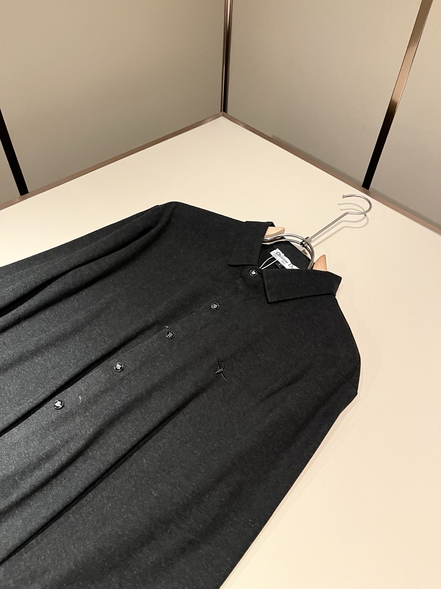 Dior 迪奥2026秋冬新款男士衬衣,品牌最新设计元素!既不单调也不复杂,恰到好处的展现品味!客供定制进口羊毛面料!面 Dior 迪奥2026秋冬新款男士衬衣,品牌最新设计元素!既不单调也不复杂,恰到好处的展现品味!客供定制进口羊毛面料!面
