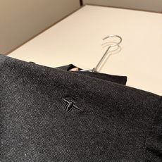 Dior 迪奥2026秋冬新款男士衬衣,品牌最新设计元素!既不单调也不复杂,恰到好处的展现品味!客供定制进口羊毛面料!面 Dior 迪奥2026秋冬新款男士衬衣,品牌最新设计元素!既不单调也不复杂,恰到好处的展现品味!客供定制进口羊毛面料!面