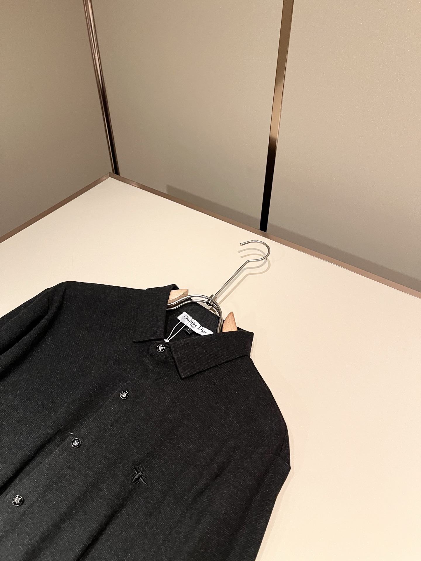 Dior 迪奥2026秋冬新款男士衬衣,品牌最新设计元素!既不单调也不复杂,恰到好处的展现品味!客供定制进口羊毛面料!面 Dior 迪奥2026秋冬新款男士衬衣,品牌最新设计元素!既不单调也不复杂,恰到好处的展现品味!客供定制进口羊毛面料!面