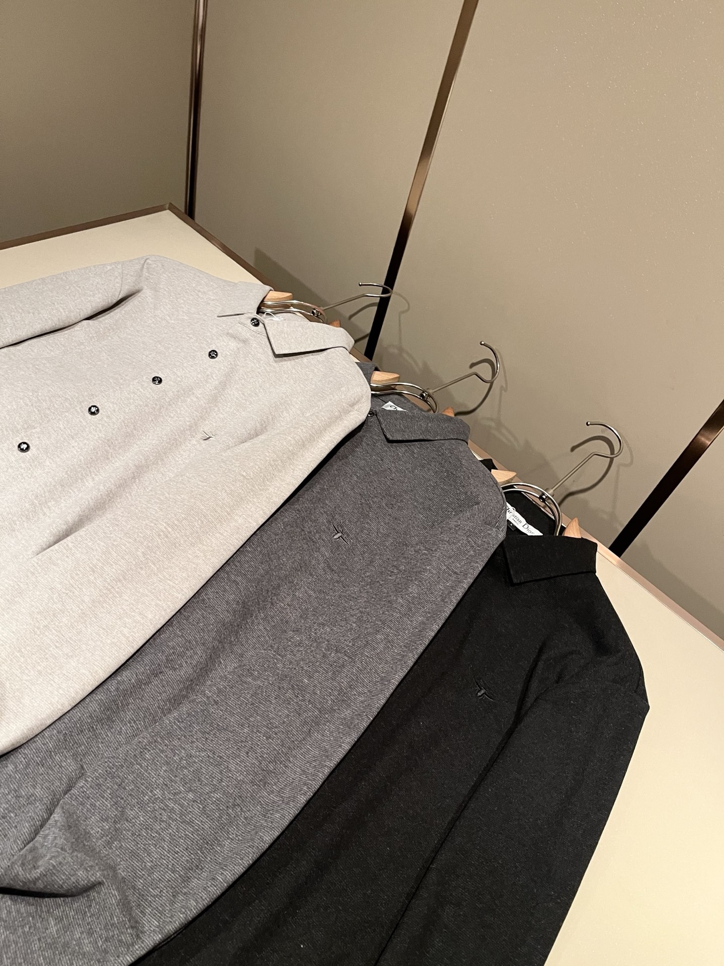 Dior 迪奥2026秋冬新款男士衬衣,品牌最新设计元素!既不单调也不复杂,恰到好处的展现品味!客供定制进口羊毛面料!面 Dior 迪奥2026秋冬新款男士衬衣,品牌最新设计元素!既不单调也不复杂,恰到好处的展现品味!客供定制进口羊毛面料!面