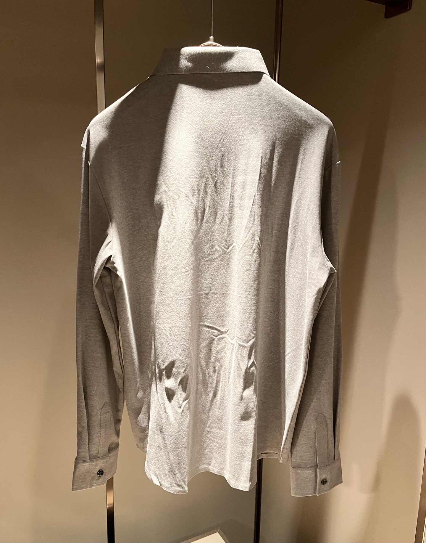 Dior 迪奥2026秋冬新款男士衬衣,品牌最新设计元素!既不单调也不复杂,恰到好处的展现品味!客供定制进口羊毛面料!面 Dior 迪奥2026秋冬新款男士衬衣,品牌最新设计元素!既不单调也不复杂,恰到好处的展现品味!客供定制进口羊毛面料!面