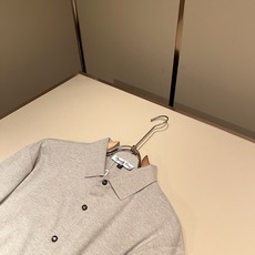 Dior 迪奥2026秋冬新款男士衬衣,品牌最新设计元素!既不单调也不复杂,恰到好处的展现品味!客供定制进口羊毛面料!面 Dior 迪奥2026秋冬新款男士衬衣,品牌最新设计元素!既不单调也不复杂,恰到好处的展现品味!客供定制进口羊毛面料!面