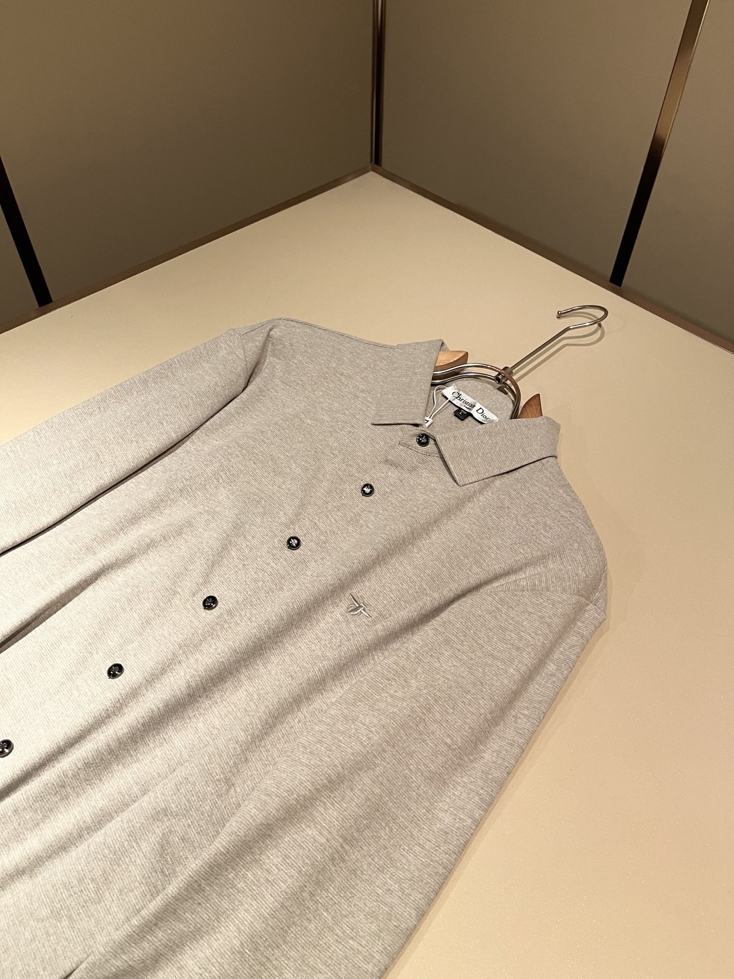 Dior 迪奥2026秋冬新款男士衬衣,品牌最新设计元素!既不单调也不复杂,恰到好处的展现品味!客供定制进口羊毛面料!面 Dior 迪奥2026秋冬新款男士衬衣,品牌最新设计元素!既不单调也不复杂,恰到好处的展现品味!客供定制进口羊毛面料!面