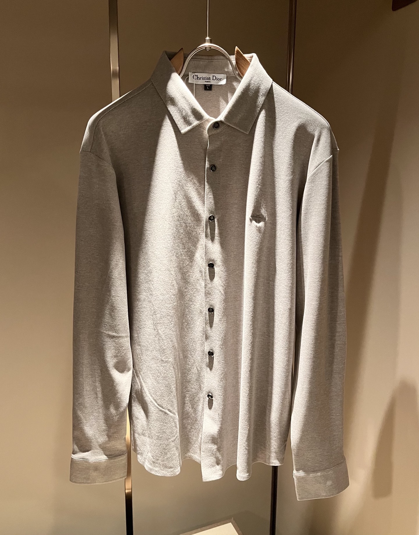 Dior 迪奥2026秋冬新款男士衬衣,品牌最新设计元素!既不单调也不复杂,恰到好处的展现品味!客供定制进口羊毛面料!面 Dior 迪奥2026秋冬新款男士衬衣,品牌最新设计元素!既不单调也不复杂,恰到好处的展现品味!客供定制进口羊毛面料!面