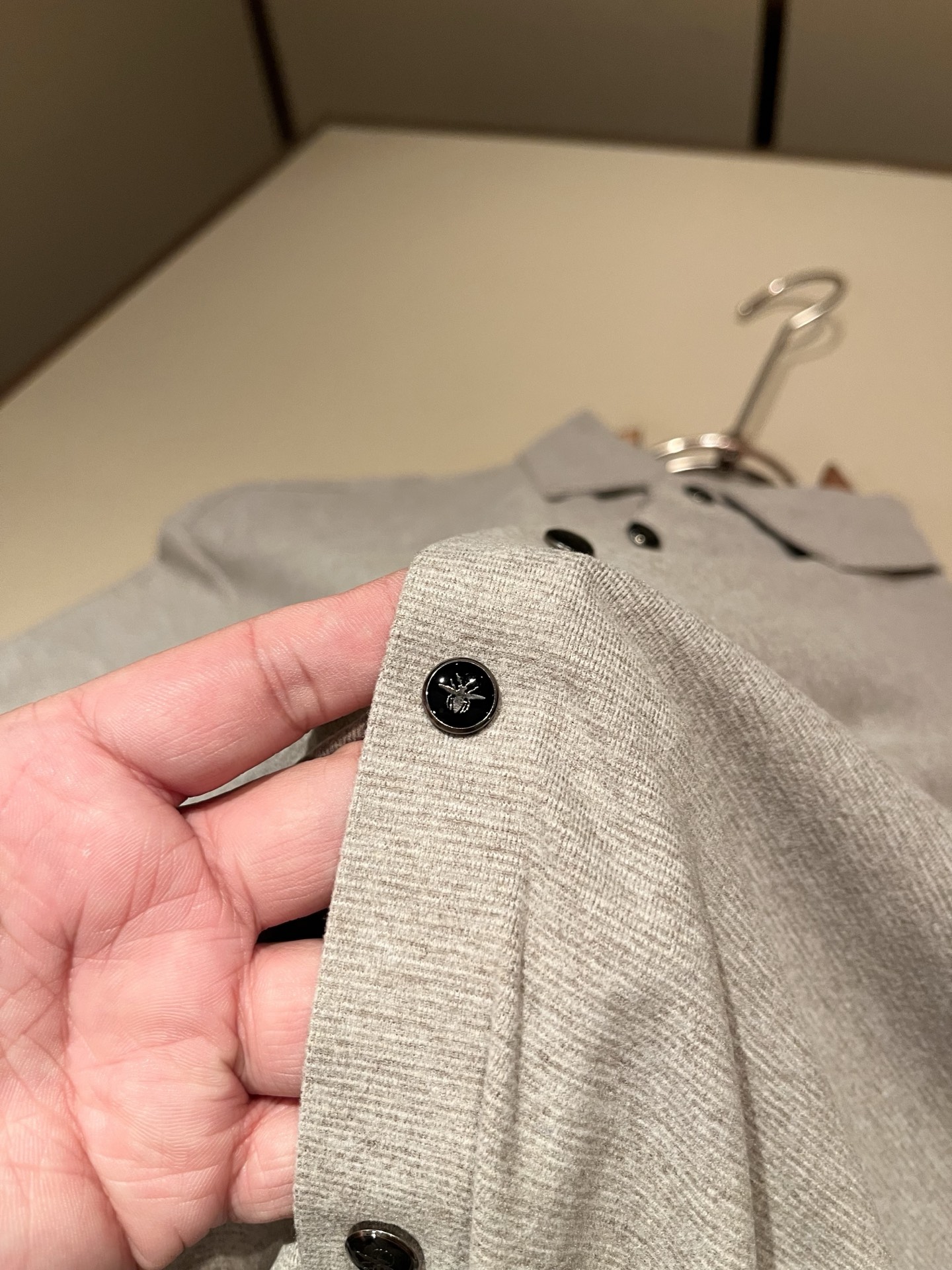 Dior 迪奥2026秋冬新款男士衬衣,品牌最新设计元素!既不单调也不复杂,恰到好处的展现品味!客供定制进口羊毛面料!面 Dior 迪奥2026秋冬新款男士衬衣,品牌最新设计元素!既不单调也不复杂,恰到好处的展现品味!客供定制进口羊毛面料!面