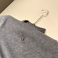 Dior 迪奥2026秋冬新款男士衬衣,品牌最新设计元素!既不单调也不复杂,恰到好处的展现品味!客供定制进口羊毛面料!面 Dior 迪奥2026秋冬新款男士衬衣,品牌最新设计元素!既不单调也不复杂,恰到好处的展现品味!客供定制进口羊毛面料!面