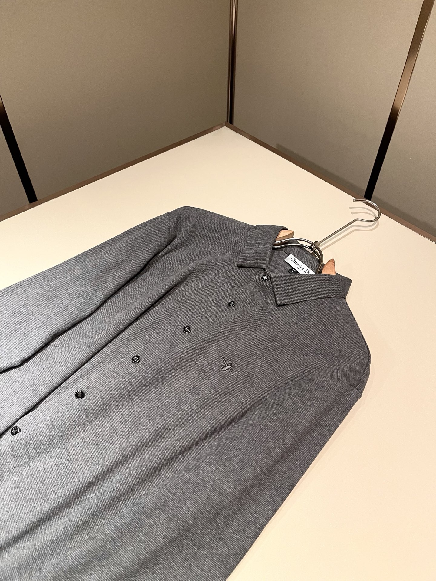 Dior 迪奥2026秋冬新款男士衬衣,品牌最新设计元素!既不单调也不复杂,恰到好处的展现品味!客供定制进口羊毛面料!面 Dior 迪奥2026秋冬新款男士衬衣,品牌最新设计元素!既不单调也不复杂,恰到好处的展现品味!客供定制进口羊毛面料!面