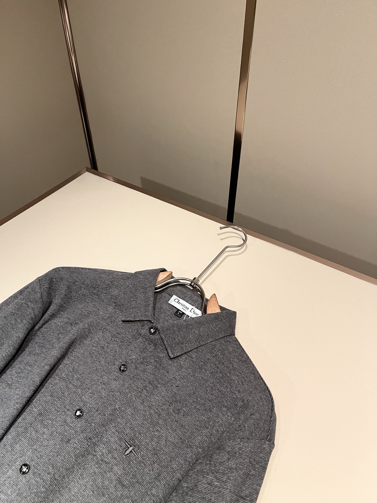 Dior 迪奥2026秋冬新款男士衬衣,品牌最新设计元素!既不单调也不复杂,恰到好处的展现品味!客供定制进口羊毛面料!面 Dior 迪奥2026秋冬新款男士衬衣,品牌最新设计元素!既不单调也不复杂,恰到好处的展现品味!客供定制进口羊毛面料!面