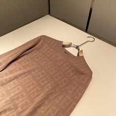 FEN*I 芬*迪 2026秋冬新款FD家族男女同款针织羊毛衫,男女同款👫百搭。意大利原厂订单,FD家族人气单品,代表性 FEN*I 芬*迪 2026秋冬新款FD家族男女同款针织羊毛衫,男女同款👫百搭。意大利原厂订单,FD家族人气单品,代表性
