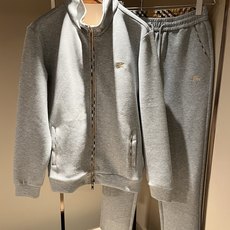 Bur*erry 巴*莉 2026秋冬新款男士休闲套装,品牌最新设计元素!既不单调也不复杂,好处的展现品味!客供顶级纯棉 Bur*erry 巴*莉 2026秋冬新款男士休闲套装,品牌最新设计元素!既不单调也不复杂,好处的展现品味!客供顶级纯棉