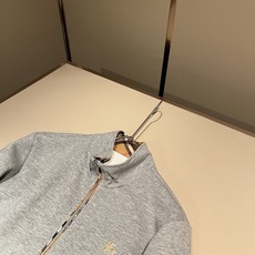 Bur*erry 巴*莉 2026秋冬新款男士休闲套装,品牌最新设计元素!既不单调也不复杂,好处的展现品味!客供顶级纯棉 Bur*erry 巴*莉 2026秋冬新款男士休闲套装,品牌最新设计元素!既不单调也不复杂,好处的展现品味!客供顶级纯棉