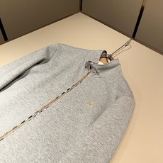 Bur*erry 巴*莉 2026秋冬新款男士休闲套装,品牌最新设计元素!既不单调也不复杂,好处的展现品味!客供顶级纯棉 Bur*erry 巴*莉 2026秋冬新款男士休闲套装,品牌最新设计元素!既不单调也不复杂,好处的展现品味!客供顶级纯棉