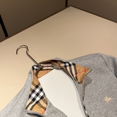 Bur*erry 巴*莉 2026秋冬新款男士休闲套装,品牌最新设计元素!既不单调也不复杂,好处的展现品味!客供顶级纯棉 Bur*erry 巴*莉 2026秋冬新款男士休闲套装,品牌最新设计元素!既不单调也不复杂,好处的展现品味!客供顶级纯棉