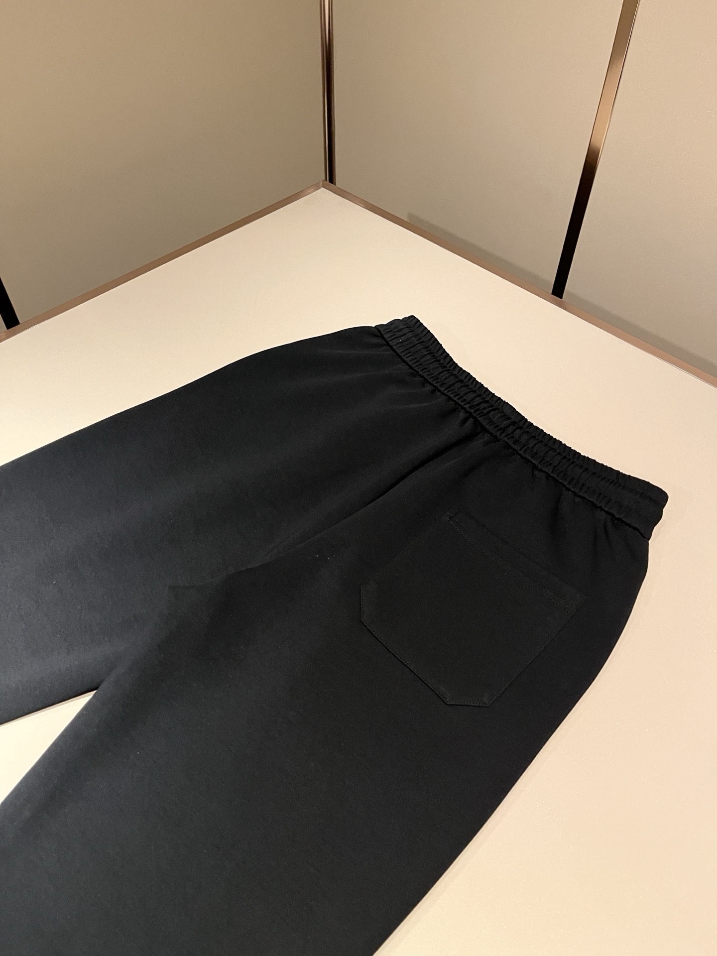 Bur*erry 巴*莉 2026秋冬新款男士休闲套装,品牌最新设计元素!既不单调也不复杂,好处的展现品味!客供顶级纯棉 Bur*erry 巴*莉 2026秋冬新款男士休闲套装,品牌最新设计元素!既不单调也不复杂,好处的展现品味!客供顶级纯棉
