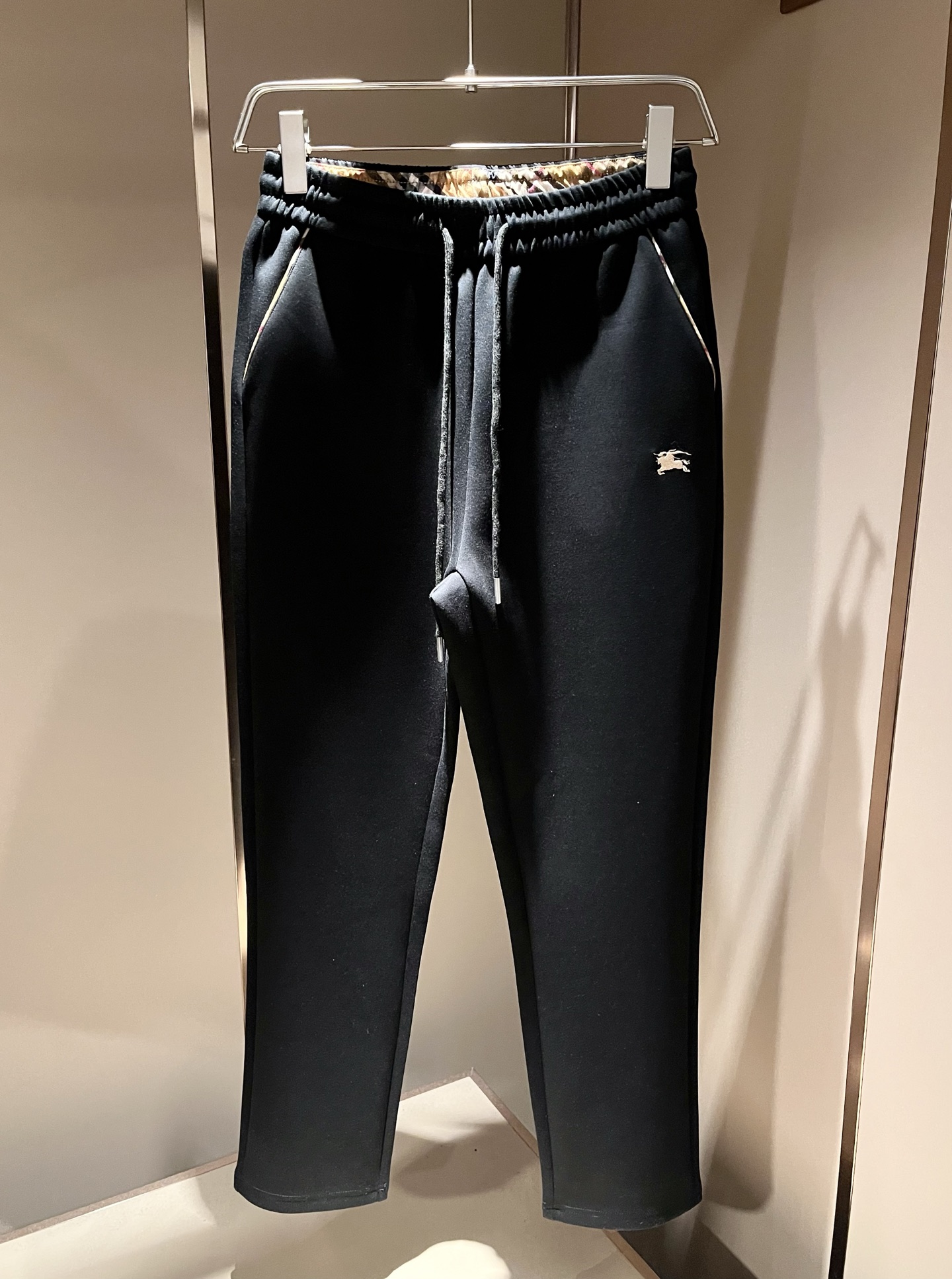 Bur*erry 巴*莉 2026秋冬新款男士休闲套装,品牌最新设计元素!既不单调也不复杂,好处的展现品味!客供顶级纯棉 Bur*erry 巴*莉 2026秋冬新款男士休闲套装,品牌最新设计元素!既不单调也不复杂,好处的展现品味!客供顶级纯棉