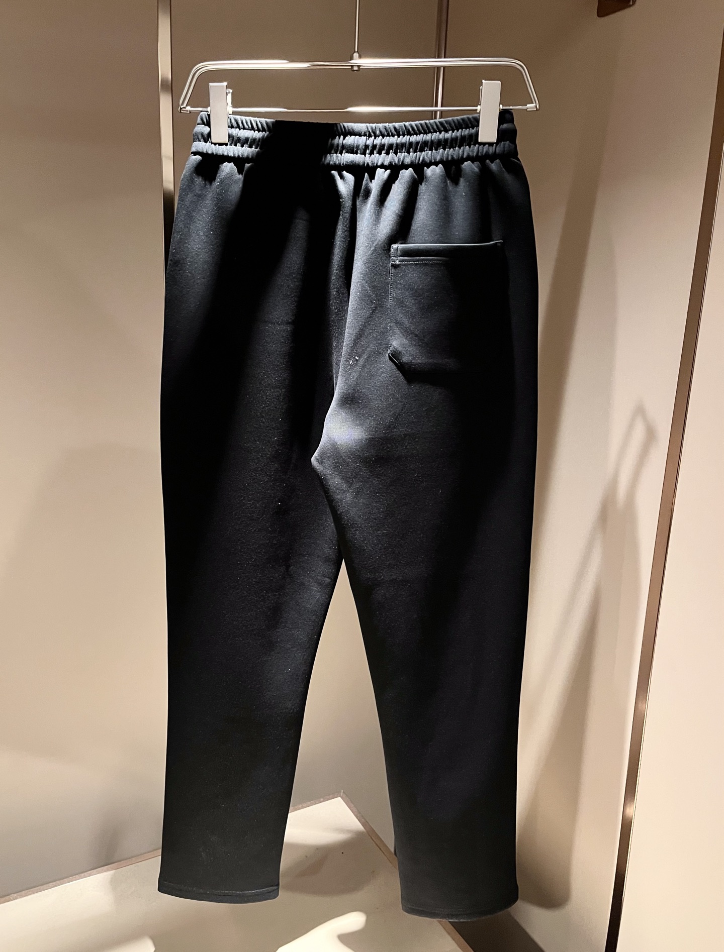 Bur*erry 巴*莉 2026秋冬新款男士休闲套装,品牌最新设计元素!既不单调也不复杂,好处的展现品味!客供顶级纯棉 Bur*erry 巴*莉 2026秋冬新款男士休闲套装,品牌最新设计元素!既不单调也不复杂,好处的展现品味!客供顶级纯棉