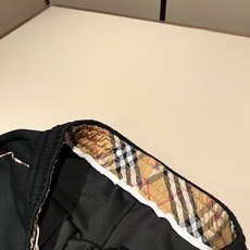 Bur*erry 巴*莉 2026秋冬新款男士休闲套装,品牌最新设计元素!既不单调也不复杂,好处的展现品味!客供顶级纯棉 Bur*erry 巴*莉 2026秋冬新款男士休闲套装,品牌最新设计元素!既不单调也不复杂,好处的展现品味!客供顶级纯棉