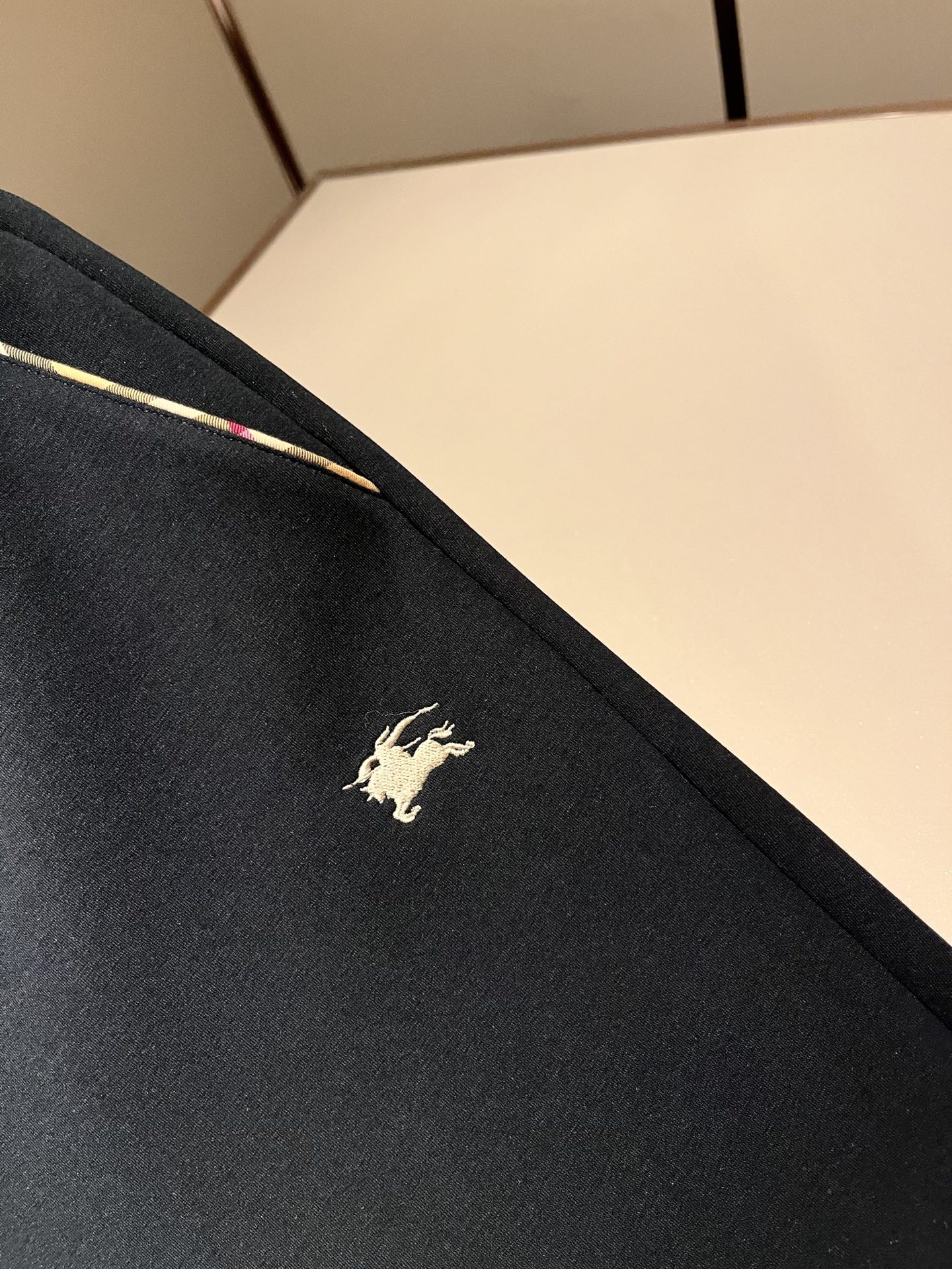 Bur*erry 巴*莉 2026秋冬新款男士休闲套装,品牌最新设计元素!既不单调也不复杂,好处的展现品味!客供顶级纯棉 Bur*erry 巴*莉 2026秋冬新款男士休闲套装,品牌最新设计元素!既不单调也不复杂,好处的展现品味!客供顶级纯棉
