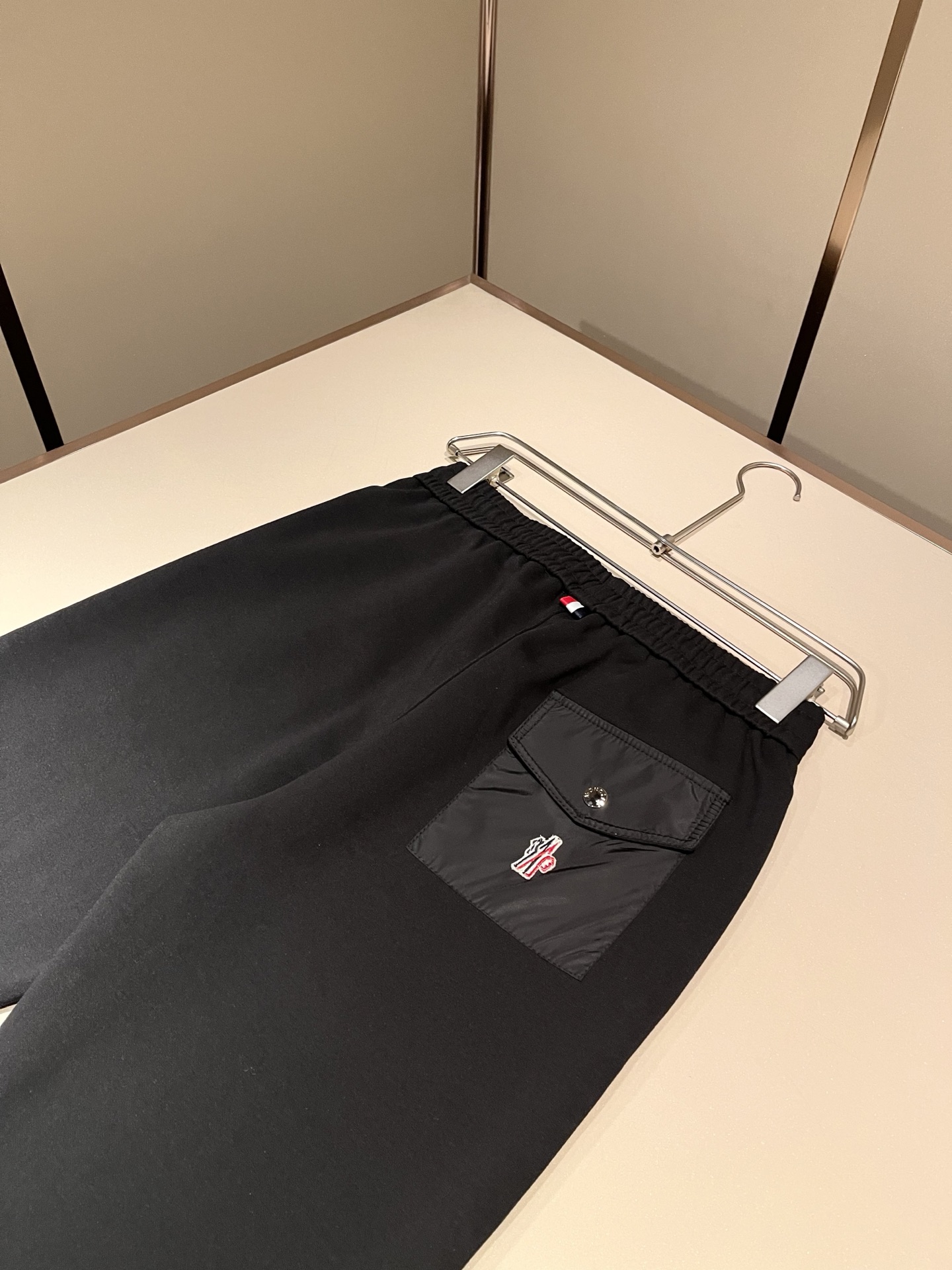 Moncler蒙家 2026秋冬最新男女同款👫贸易订单休闲套装,全品相!!网红款!采用logo图案徽章设计!上身舒适透气 Moncler蒙家 2026秋冬最新男女同款👫贸易订单休闲套装,全品相!!网红款!采用logo图案徽章设计!上身舒适透气