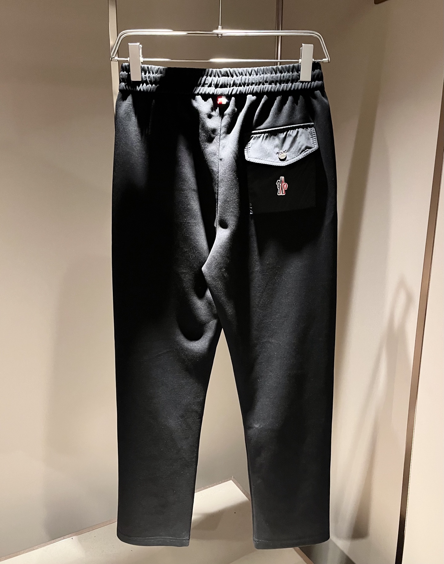 Moncler蒙家 2026秋冬最新男女同款👫贸易订单休闲套装,全品相!!网红款!采用logo图案徽章设计!上身舒适透气 Moncler蒙家 2026秋冬最新男女同款👫贸易订单休闲套装,全品相!!网红款!采用logo图案徽章设计!上身舒适透气