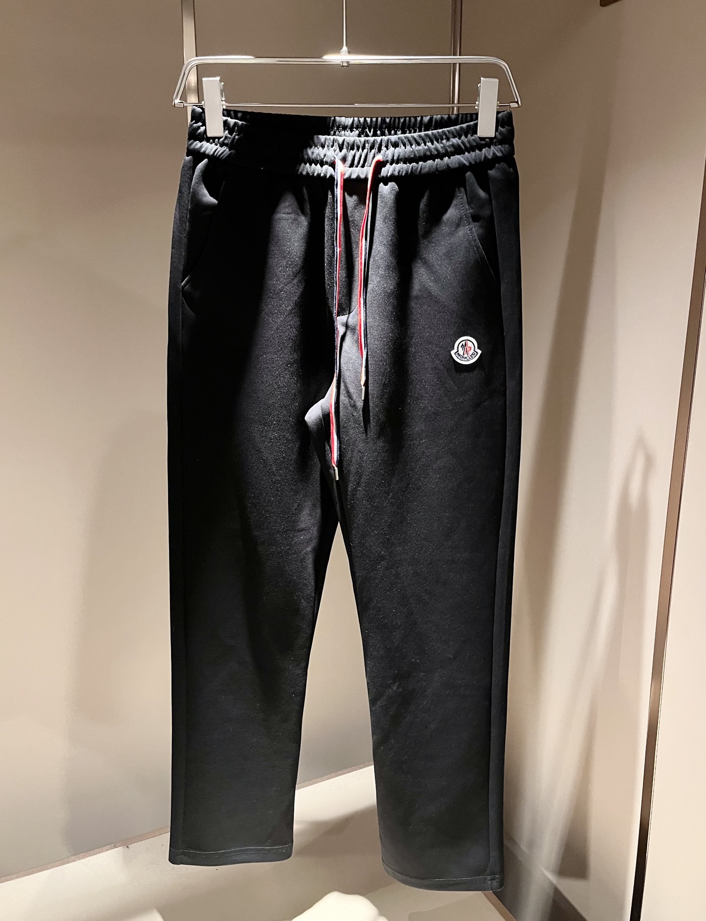 Moncler蒙家 2026秋冬最新男女同款👫贸易订单休闲套装,全品相!!网红款!采用logo图案徽章设计!上身舒适透气 Moncler蒙家 2026秋冬最新男女同款👫贸易订单休闲套装,全品相!!网红款!采用logo图案徽章设计!上身舒适透气