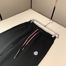 Moncler蒙家 2026秋冬最新男女同款👫贸易订单休闲套装,全品相!!网红款!采用logo图案徽章设计!上身舒适透气 Moncler蒙家 2026秋冬最新男女同款👫贸易订单休闲套装,全品相!!网红款!采用logo图案徽章设计!上身舒适透气