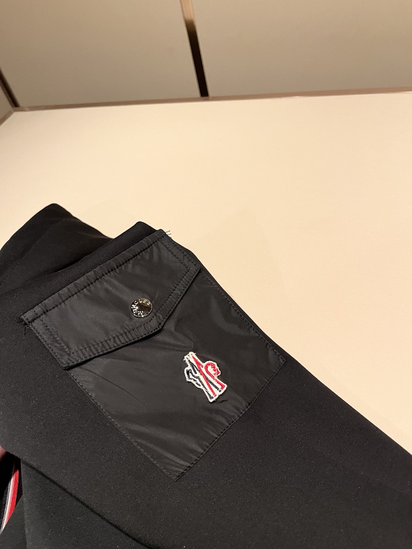 Moncler蒙家 2026秋冬最新男女同款👫贸易订单休闲套装,全品相!!网红款!采用logo图案徽章设计!上身舒适透气 Moncler蒙家 2026秋冬最新男女同款👫贸易订单休闲套装,全品相!!网红款!采用logo图案徽章设计!上身舒适透气