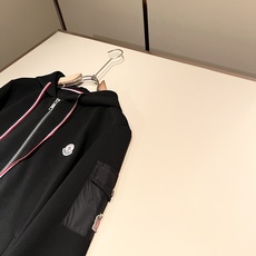 Moncler蒙家 2026秋冬最新男女同款👫贸易订单休闲套装,全品相!!网红款!采用logo图案徽章设计!上身舒适透气 Moncler蒙家 2026秋冬最新男女同款👫贸易订单休闲套装,全品相!!网红款!采用logo图案徽章设计!上身舒适透气