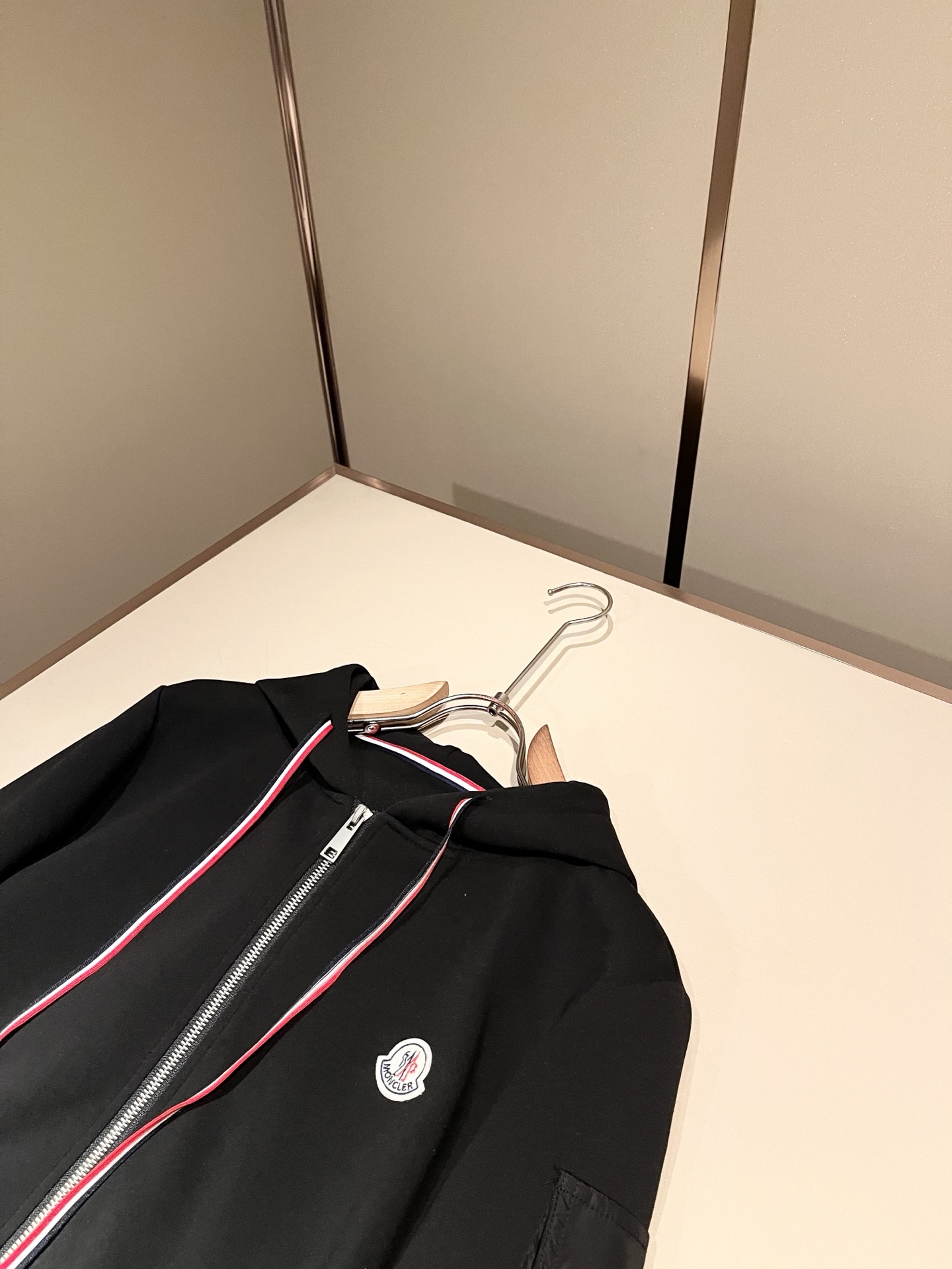Moncler蒙家 2026秋冬最新男女同款👫贸易订单休闲套装,全品相!!网红款!采用logo图案徽章设计!上身舒适透气 Moncler蒙家 2026秋冬最新男女同款👫贸易订单休闲套装,全品相!!网红款!采用logo图案徽章设计!上身舒适透气